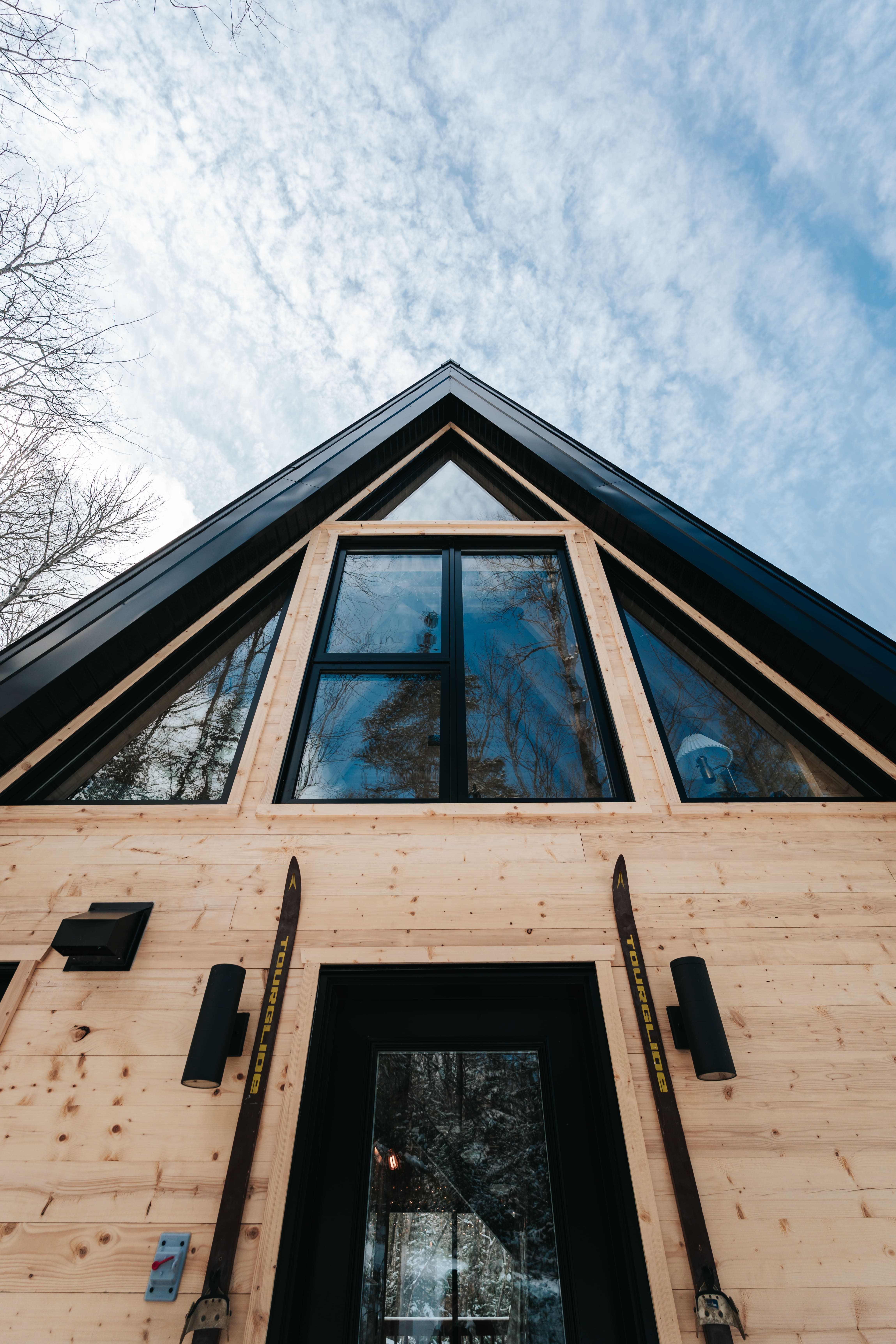 Nouveaux chalets de Mont Grand-Fonds au pied de la montagne
