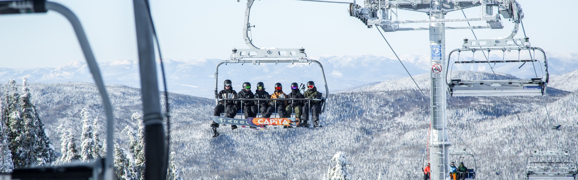 Skieurs profitant de la montagne en hiver