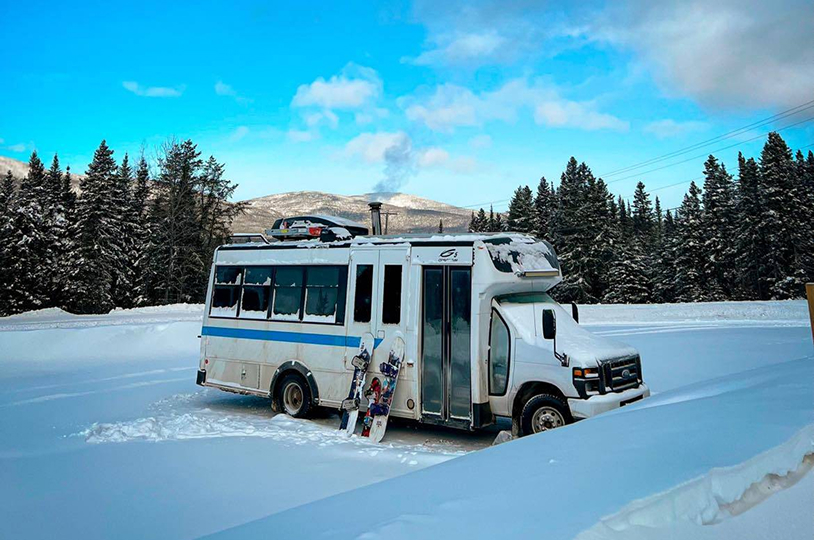 Un van dans la neige